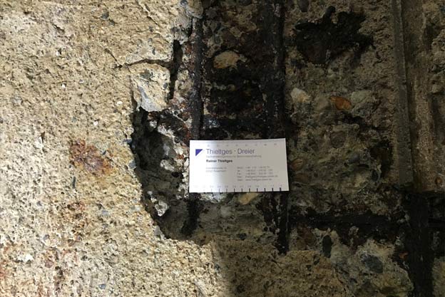 Abb. 7: Freigelegte Bewehrung mit erkennbarem Querschnittsverlust aufgrund Chlorid induzierter Korrosion