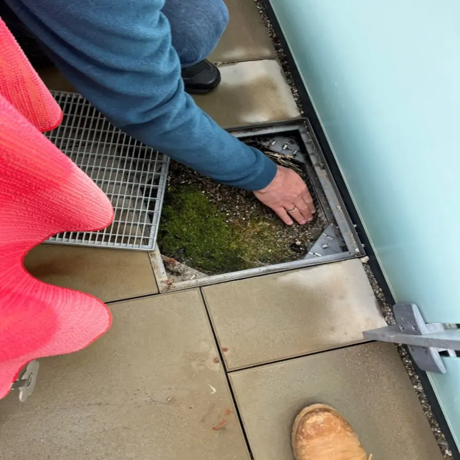 Dachablauf, ohne Wartung, Wasser kann nicht abfließen.