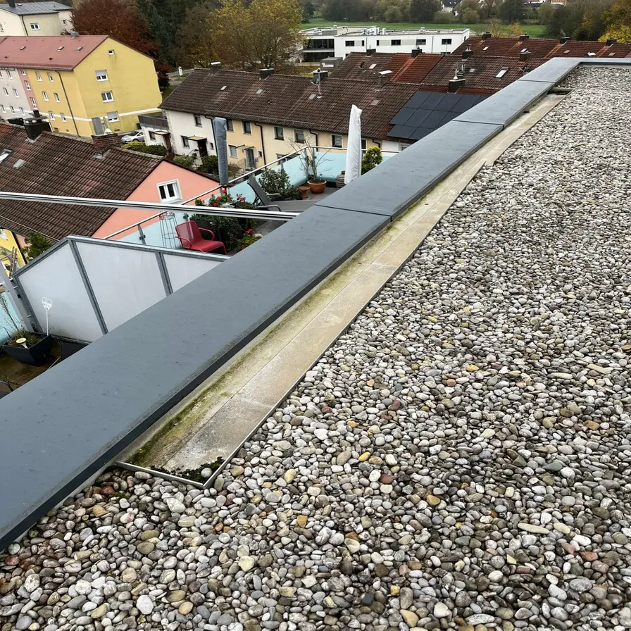 Mindesthöhe Abdichtungshochzug an Attika deutlich unterschritten.
