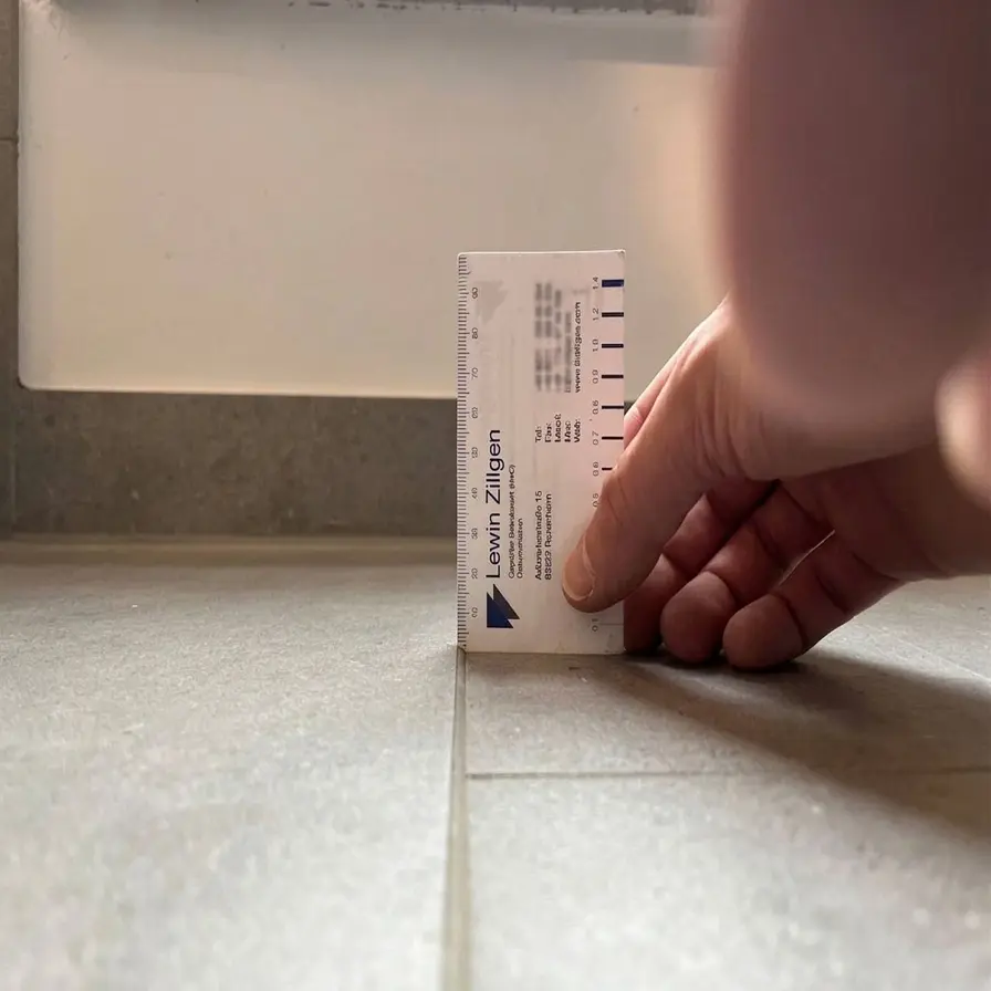 Setzungen Fliesenbelag im Treppenhaus.