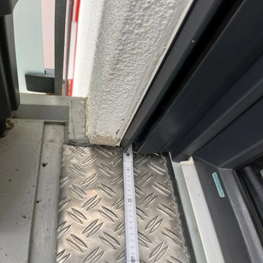 Offene Sockelfuge eines WDVS, Feuchteschäden.