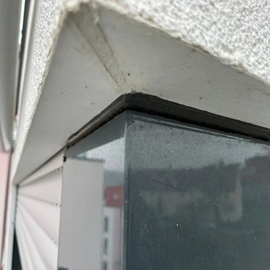 Abgerissene Anschlussfuge an einem WDVS.