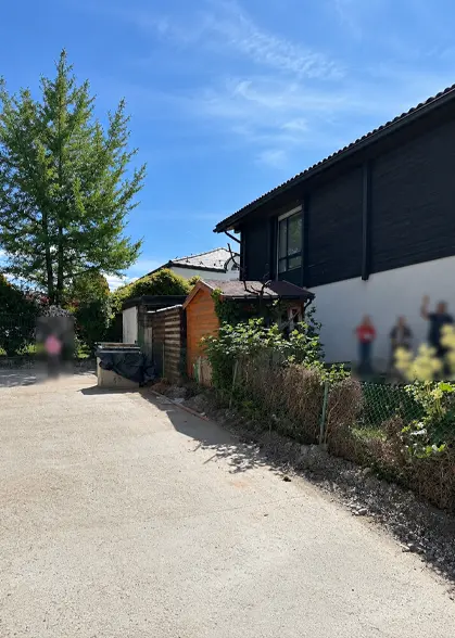 Neubau mit Tiefgarage an der Grundstücksgrenze. Unzureichende- oder fehlende Baugrubensicherung birgt ein hohes Schadensrisiko für angrenzende Gebäude.