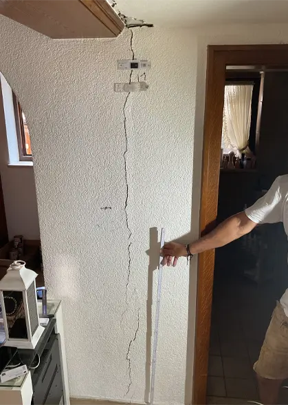 Kompletter Abriss eines Gebäudeteils mit Garage, infolge einer angrenzenden Baumaßnahme. Die fortschreitenden Bewegungen in Bauteilen werden mit einem Rissmonitoring überwacht.