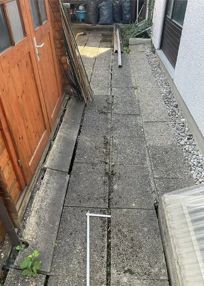Typisches Schadensbild infolge von Geländesetzungen durch eine angrenzende Baumaßnahme: Setzungen in Plattenbelägen.