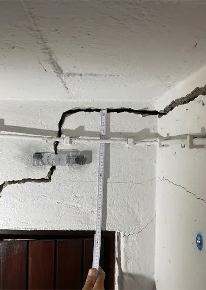 Kompletter Abriss eines Gebäudeteils mit Garage infolge einer angrenzenden Baumaßnahme. Die fortschreitenden Bewegungen in Bauteilen werden einem Rissmonitoring überwacht.