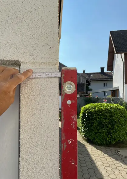 Typisches Schadensbild infolge von Geländesetzungen durch eine angrenzende Baumaßnahme: Schiefstellung einer Garage.