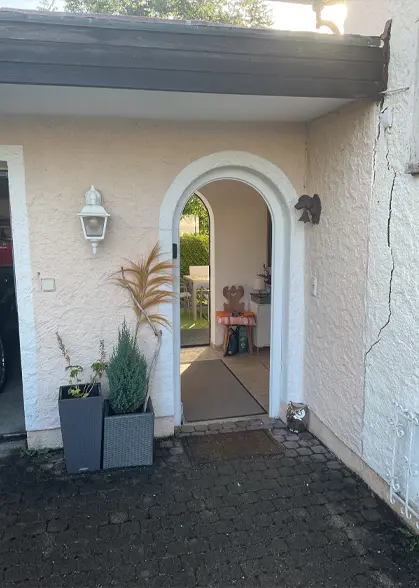 Typisches Schadensbild infolge von Geländesetzungen durch eine angrenzende Baumaßnahme: Beginnender Abriss eines Anbaus mit Garage.