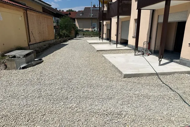 Arbeitsraum über Speicherschutzmatten mit Kies verfüllt